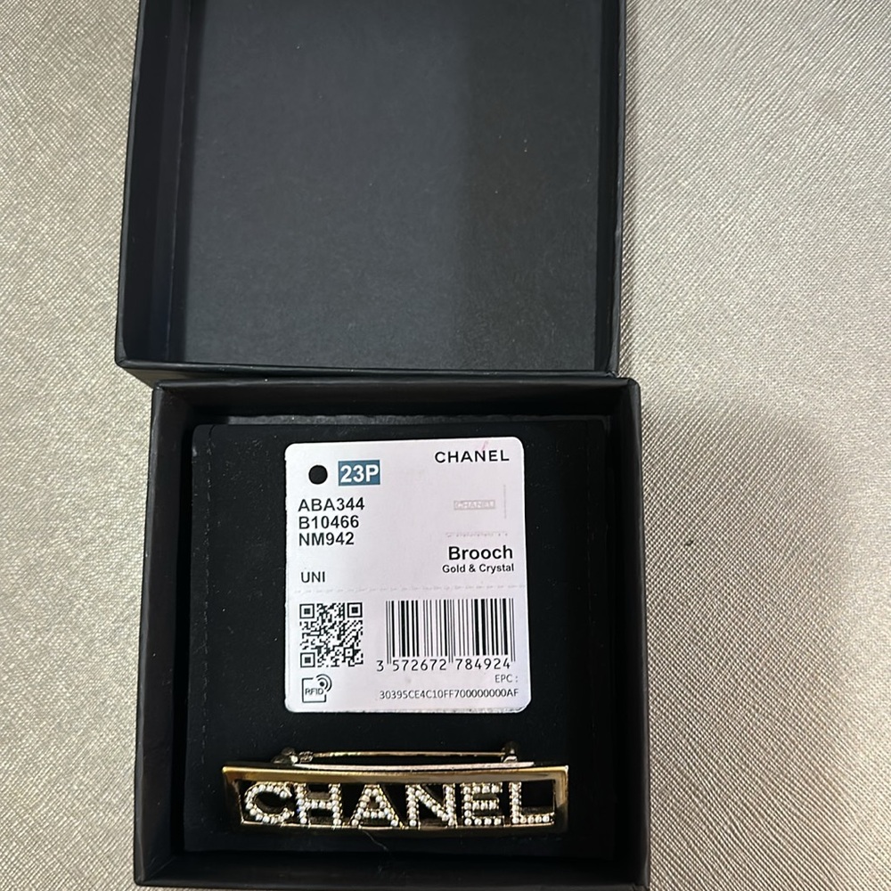 BRAND NEW CHANEL BROOCH - Picture 5 of 6